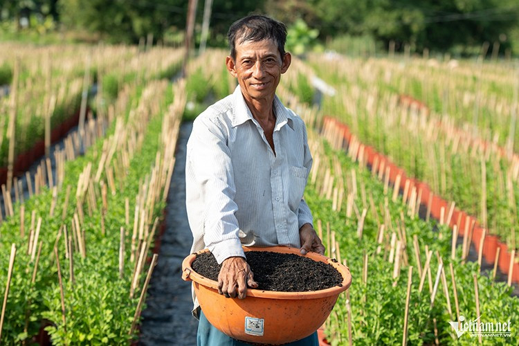 Anh Lê Minh Tâm gắn bó với công việc chăm sóc hoa đã 5 năm. Dù công việc vất vả, anh vẫn luôn nở nụ cười trên môi, mong từng chậu cây đạt được vẻ đẹp trọn vẹn nhất. Theo anh, mỗi chậu hoa đều được người nông dân gửi gắm trọn vẹn tâm huyết và tình yêu với nghề.