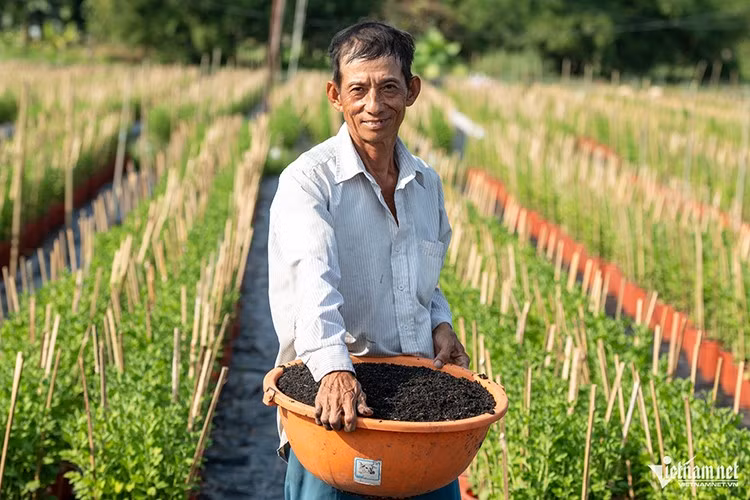 Anh Lê Minh Tâm gắn bó với công việc chăm sóc hoa đã 5 năm. Dù công việc vất vả, anh vẫn luôn nở nụ cười trên môi, mong từng chậu cây đạt được vẻ đẹp trọn vẹn nhất. Theo anh, mỗi chậu hoa đều được người nông dân gửi gắm trọn vẹn tâm huyết và tình yêu với nghề.
