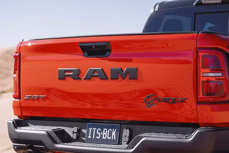 RAM TRX 2027 mới là chiếc bán tải đầu tiên mang huy hiệu SRT kể từ chiếc SRT-10 sử dụng động cơ Viper cách đây 2 thập kỷ. Mặc dù RAM TRX thế hệ đầu tiên là một con quái vật thực sự, nhưng các kỹ sư ở Auburn Hills đã quyết định rằng công suất 702 mã lực là quá khiêm tốn cho giai đoạn sau của thập kỷ này.