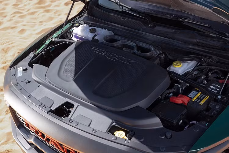 Sức mạnh được điều khiển bởi hộp số tự động TorqueFlite 8 cấp hạng nặng, đã được nâng cấp để xử lý tải mô-men xoắn tăng lên. Hộp số được kết hợp với hộp số phụ chủ động toàn thời gian BorgWarner (tỷ số truyền thấp 2.64:1).