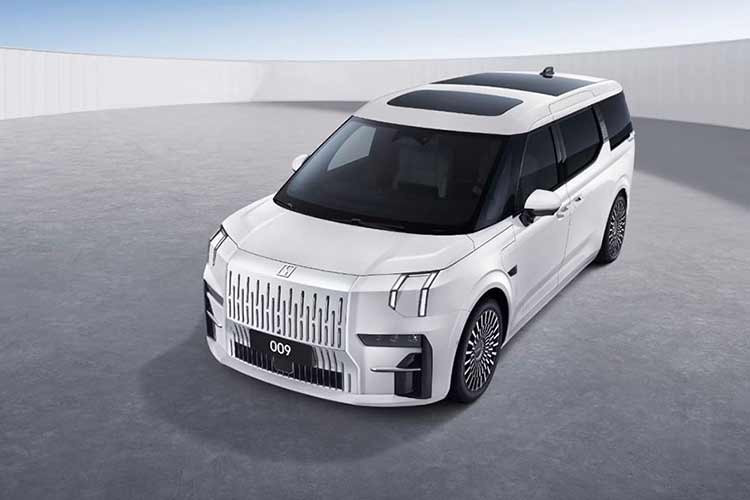 Trang bị an toàn của xe cũng rất phong phú với hệ thống kiểm soát hành trình thích ứng ở mọi tốc độ, phanh khẩn cấp tự động, cảnh báo tiền va chạm, hỗ trợ giữ làn đường, phát hiện điểm mù, cảnh báo phương tiện cắt ngang khi lùi và hỗ trợ đỗ xe tự động. Tại thị trường Trung Quốc, Zeekr 009 giá bán dao động từ 439.000-469.000 Nhân dân tệ (khoảng 1,53-1,64 tỷ đồng).