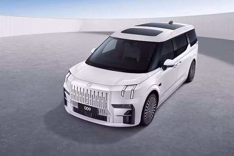 Trang bị an toàn của xe cũng rất phong phú với hệ thống kiểm soát hành trình thích ứng ở mọi tốc độ, phanh khẩn cấp tự động, cảnh báo tiền va chạm, hỗ trợ giữ làn đường, phát hiện điểm mù, cảnh báo phương tiện cắt ngang khi lùi và hỗ trợ đỗ xe tự động. Tại thị trường Trung Quốc, Zeekr 009 giá bán dao động từ 439.000-469.000 Nhân dân tệ (khoảng 1,53-1,64 tỷ đồng).