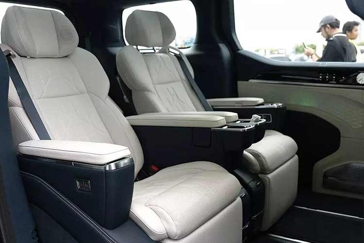 Trang bị đáng chú ý của mẫu xe này gồm có ghế bọc da Nappa, vô lăng chỉnh điện 4 hướng, bảng đồng hồ kỹ thuật số 10,25 inch, màn hình cảm ứng trung tâm 15,05 inch, màn hình hiển thị thông tin kính lái HUD Ả 35,95 inch, cần số điện tử, đèn viền trang trí, sạc điện thoại không dây 50W và hệ thống âm thanh Yamaha Surround Stereo Luxury 30 loa.