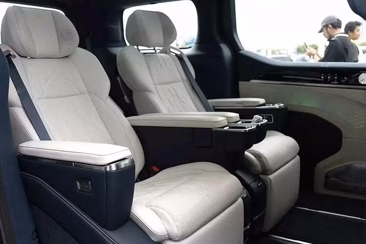 Trang bị đáng chú ý của mẫu xe này gồm có ghế bọc da Nappa, vô lăng chỉnh điện 4 hướng, bảng đồng hồ kỹ thuật số 10,25 inch, màn hình cảm ứng trung tâm 15,05 inch, màn hình hiển thị thông tin kính lái HUD Ả 35,95 inch, cần số điện tử, đèn viền trang trí, sạc điện thoại không dây 50W và hệ thống âm thanh Yamaha Surround Stereo Luxury 30 loa.