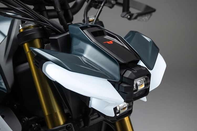 Benelli TNT 550 2026 vẫn giữ khung sườn dạng ống thép trellis đặc trưng của Benelli, kết hợp phuộc trước hành trình ngược 41mm phía trước có thể điều chỉnh nén, hồi và tải trước. Hệ thống giảm xóc monoshock phía sau cũng cho phép điều chỉnh tải trước và hồi, giúp xe vận hành ổn định trên nhiều điều kiện đường sá.