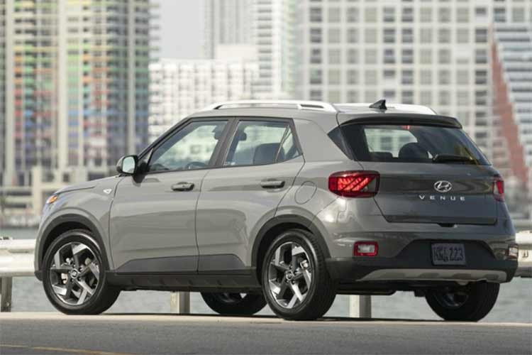 Mẫu Venue ra mắt toàn cầu cách đây gần 7 năm tại Triển lãm Ô tô Quốc tế Bắc Mỹ năm 2019. Nó sử dụng chung nền tảng với mẫu sedan Accent, và có vẻ ngoài khá bình thường, so với các đối thủ cùng phân khúc. Được bán trên toàn thế giới từ Ấn Độ đến Châu Đại Dương, Trung Quốc, Việt Nam, Mỹ, Venue là một mẫu crossover hoàn toàn khác biệt, tùy thuộc vào thị trường nơi nó được bán.