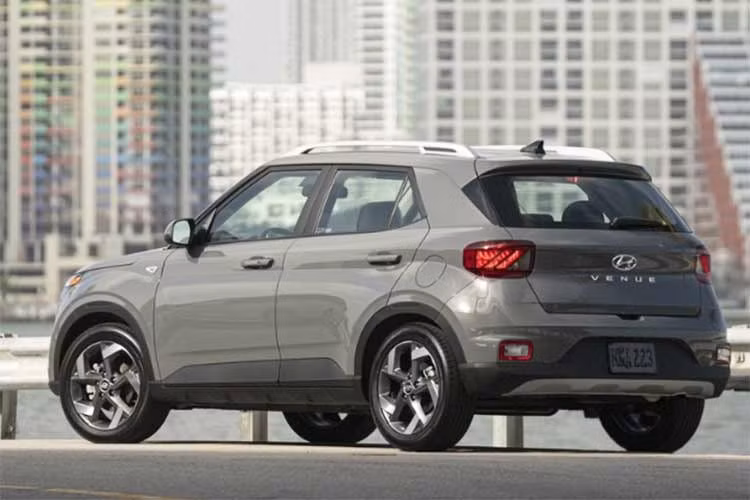 Mẫu Venue ra mắt toàn cầu cách đây gần 7 năm tại Triển lãm Ô tô Quốc tế Bắc Mỹ năm 2019. Nó sử dụng chung nền tảng với mẫu sedan Accent, và có vẻ ngoài khá bình thường, so với các đối thủ cùng phân khúc. Được bán trên toàn thế giới từ Ấn Độ đến Châu Đại Dương, Trung Quốc, Việt Nam, Mỹ, Venue là một mẫu crossover hoàn toàn khác biệt, tùy thuộc vào thị trường nơi nó được bán.