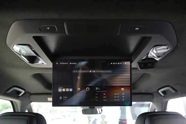 Bên trong Zeekr 009 là không gian nội thất 3 hàng ghế với 6 chỗ ngồi. Trong đó, hàng ghế giữa đi kèm 2 ghế thương gia chỉnh điện, có bệ đỡ bắp chân, tủ lạnh 8,6 lít và bàn gấp tích hợp vào bệ tì tay. Hàng ghế trước cũng là loại chỉnh điện trong khi hàng ghế cuối gập 60:40.