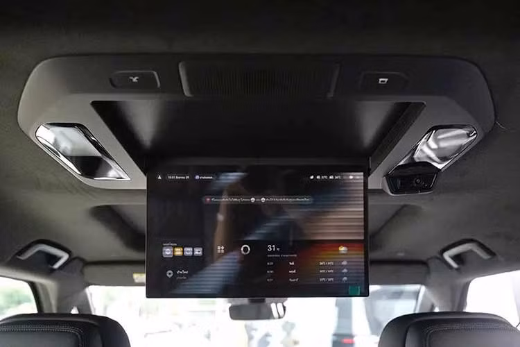 Bên trong Zeekr 009 là không gian nội thất 3 hàng ghế với 6 chỗ ngồi. Trong đó, hàng ghế giữa đi kèm 2 ghế thương gia chỉnh điện, có bệ đỡ bắp chân, tủ lạnh 8,6 lít và bàn gấp tích hợp vào bệ tì tay. Hàng ghế trước cũng là loại chỉnh điện trong khi hàng ghế cuối gập 60:40.