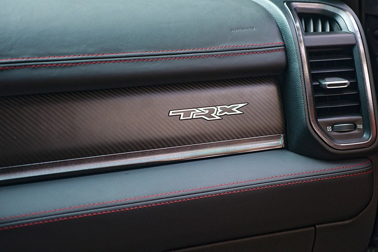 Đối với những ai muốn lái một chiếc xe bán tải công suất 777 mã lực được sản xuất tại nhà máy nhưng lại muốn nó trở thành một chiếc xe đi lại hàng ngày được thuần hóa, RAM đã trang bị hệ thống hỗ trợ lái chủ động rảnh tay với khả năng cấp độ 2+. Điều này cho phép lái xe không cần dùng tay và giữ làn đường trên các tuyến đường được cho phép (mặc dù sử dụng SRT TRX như một chiếc taxi tự lái có cảm giác hơi giống như đặt yên lên lưng một con gấu xám).