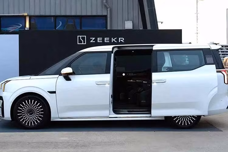 Cũng như người anh em 7X, Zeekr 009 tại Việt Nam cũng là phiên bản AWD với 2 mô-tơ điện nằm trên 2 cầu, tạo ra công suất tổng cộng 778 mã lực và mô-men xoắn cực đại 810 Nm. Sức mạnh này cho phép phiên bản AWD tăng tốc từ 0-100 km/h trong 3,9 giây và đạt vận tốc tối đa 230 km/h. Ngoài ra, xe còn dùng pin niken-mangan-coban (NMC) với dung lượng 116 kWh. Sau một lần sạc đầy, pin cho phép xe chạy tối đa 582 km theo chu trình thử nghiệm WLTP.