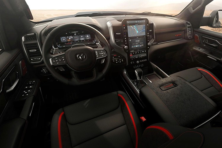 Chiếc RAM 1500 SRT TRX 2027 không chỉ đơn thuần là trang bị động cơ mạnh mẽ hơn mà còn thoải mái và phong cách, bởi vì được trang bị hệ thống giảm xóc hiệu suất cao thích ứng Bilstein Black Hawk e2 thế hệ thứ hai. Bộ giảm xóc này có vỏ nhôm cứng nguyên khối và van tỷ lệ điện tử kép (DEPV) điều chỉnh độc lập lực nén và lực đàn hồi.