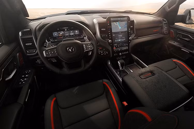 Chiếc RAM 1500 SRT TRX 2027 không chỉ đơn thuần là trang bị động cơ mạnh mẽ hơn mà còn thoải mái và phong cách, bởi vì được trang bị hệ thống giảm xóc hiệu suất cao thích ứng Bilstein Black Hawk e2 thế hệ thứ hai. Bộ giảm xóc này có vỏ nhôm cứng nguyên khối và van tỷ lệ điện tử kép (DEPV) điều chỉnh độc lập lực nén và lực đàn hồi.