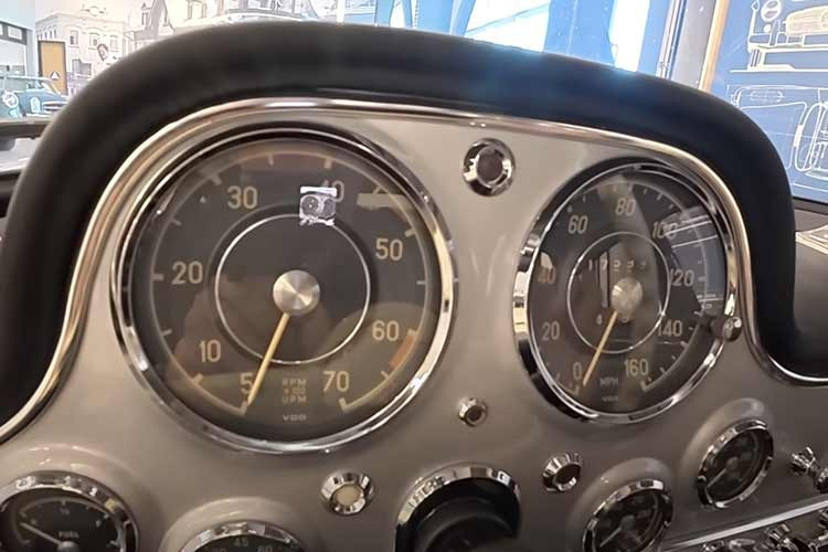 Các kỹ thuật viên phát hiện ra rằng chiếc xe được trang bị bơm phun nhiên liệu của một mẫu xe không phù hợp, vì vậy việc thay thế đã giúp tăng thêm từ 30 đến 40 mã lực cho chiếc Gullwing xuất xưởng với động cơ 6 xi lanh thẳng hàng 3.0 lít, sản sinh công suất 215 mã lực và mô-men xoắn 202 pound-feet (275 Nm).