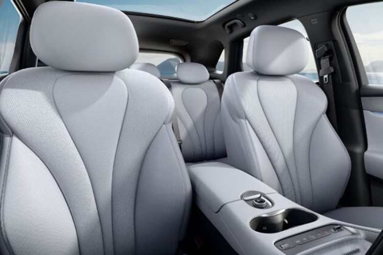 Nhờ đó, mẫu SUV điện BYD Sealion 06 EV 2026 có thể đạt tốc độ tối đa 210 km/h, cho thấy sự cân bằng giữa khả năng vận hành và hiệu quả sử dụng năng lượng.