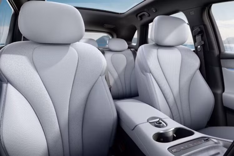 Nhờ đó, mẫu SUV điện BYD Sealion 06 EV 2026 có thể đạt tốc độ tối đa 210 km/h, cho thấy sự cân bằng giữa khả năng vận hành và hiệu quả sử dụng năng lượng.