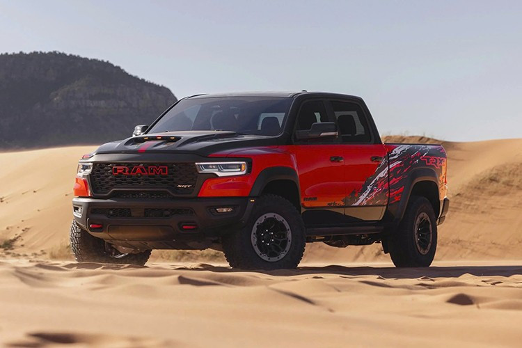 Mẫu siêu bán tải Ram 1500 TRX thế hệ mới đã chính thức được vén màn sau 1 thời gian dài úp mở, xe mới sẽ có tên gọi Ram 1500 TRX SRT TRX 2027 với điểm nhấn là sự trở lại với động cơ HEMI V8 siêu tăng áp 6.2 lít huyền thoại.