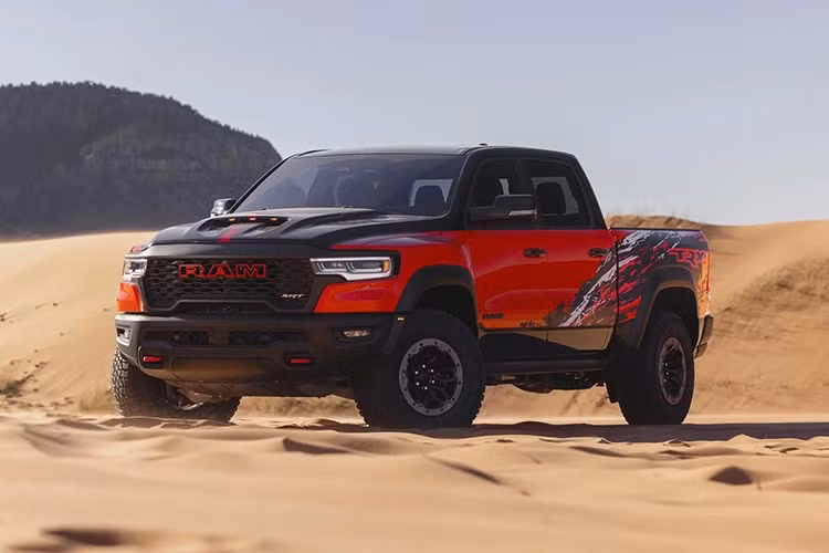 Mẫu siêu bán tải Ram 1500 TRX thế hệ mới đã chính thức được vén màn sau 1 thời gian dài úp mở, xe mới sẽ có tên gọi Ram 1500 TRX SRT TRX 2027 với điểm nhấn là sự trở lại với động cơ HEMI V8 siêu tăng áp 6.2 lít huyền thoại.