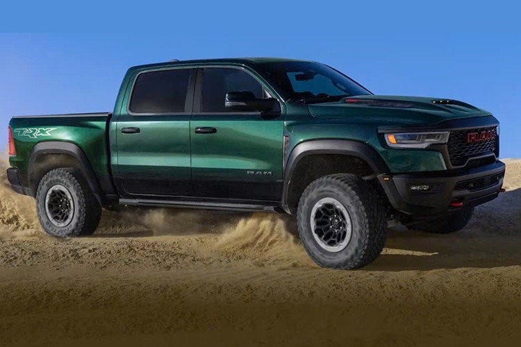 Việc sản xuất Ram 1500 SRT TRX 2027 dự kiến ​​sẽ bắt đầu vào nửa cuối năm 2026. Giá cơ bản cho phiên bản mới này khởi điểm từ 99.995 đô la, chưa bao gồm phí vận chuyển 2.595 đô la. Con số này cao hơn đáng kể so với giá khởi điểm 71.000 đô la của mẫu xe năm 2021.