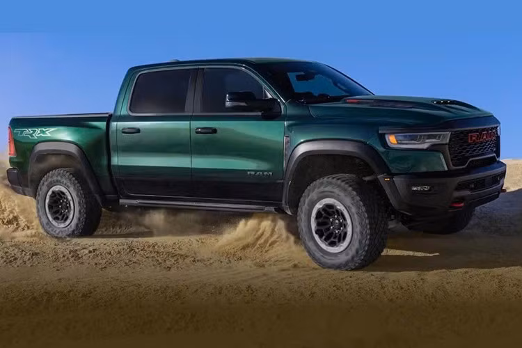 Việc sản xuất Ram 1500 SRT TRX 2027 dự kiến ​​sẽ bắt đầu vào nửa cuối năm 2026. Giá cơ bản cho phiên bản mới này khởi điểm từ 99.995 đô la, chưa bao gồm phí vận chuyển 2.595 đô la. Con số này cao hơn đáng kể so với giá khởi điểm 71.000 đô la của mẫu xe năm 2021.