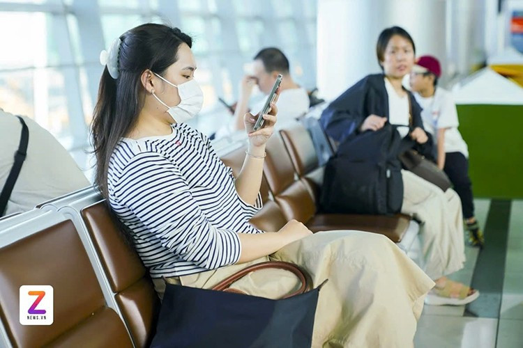 Hoàn Mỹ (quê An Giang, sống tại TP.HCM), người bay ra Phú Quốc 6-7 lần mỗi năm, cảm nhận rõ nhất là lượng khách quốc tế ngày càng đông. "Những năm gần đây sân bay chật chội hơn hẳn, khách Nga, Ấn Độ tăng mạnh. Nhà ga hiện khá nhỏ, ít tiện ích nên tôi hy vọng sau nâng cấp, trải nghiệm sẽ tốt hơn", cô nói.