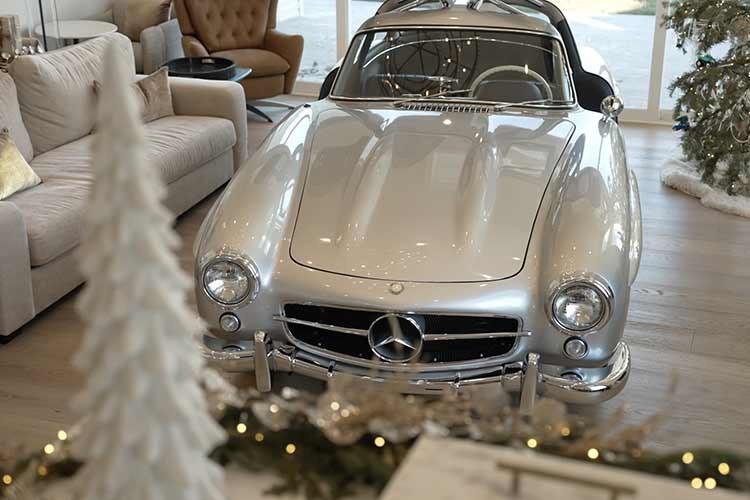 Chính vì vậy, việc sửa chữa chiếc 300 SL Gullwing đời 1955 khá phức tạp vì các kỹ thuật viên sẽ phải tháo dỡ nội thất để lấy hộp số ra, nên phòng khách của Tyler trong vài tháng tới sẽ không có sự hiện diện của mẫu xe mà anh mơ ước.