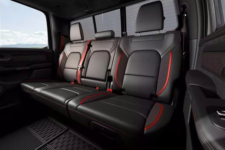 Chiếc TRX mới không chỉ cao mà còn rộng – cao hơn 2 inch và rộng hơn 8 inch so với một chiếc Ram 1500 tiêu chuẩn, nhờ vào các vòm bánh xe bằng vật liệu composite. Bên trong cabin, RAM xóa nhòa ranh giới giữa sức mạnh và sự sang trọng với các vật liệu mang lại cảm giác phù hợp hơn với một chiếc xe du lịch hạng sang hơn là một chiếc xe hiệu suất cao.