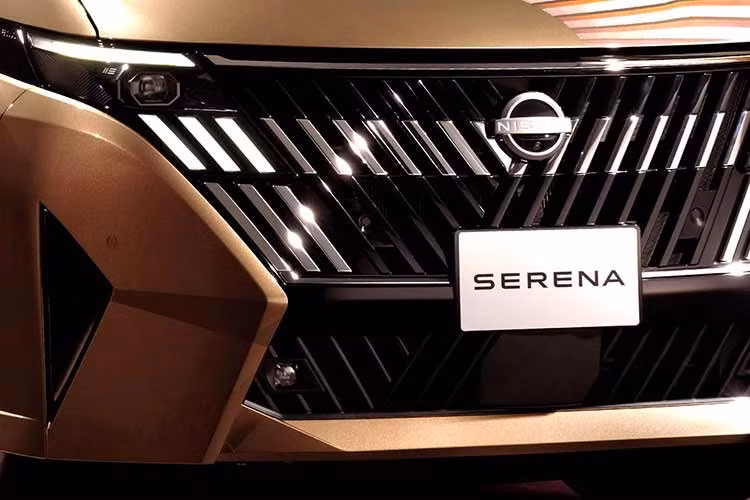 Khách hàng tại Nhật Bản có thể lựa chọn các phiên bản từ tiêu chuẩn (X), Highway Star V cho đến cao cấp nhất là Luxion. Ngoài ra, gói phụ kiện Autech Line với các chi tiết chrome tối màu và gương chiếu hậu màu kim loại cũng là tùy chọn đáng giá cho những ai tìm kiếm sự khác biệt.