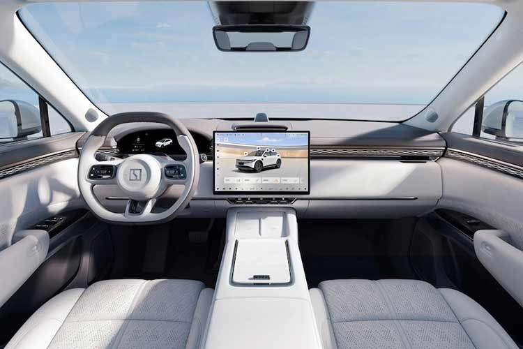 Ngoài ra, xe còn hỗ trợ cả sạc chậm AC và sạc nhanh DC. Với bộ sạc nhanh, thời gian sạc pin từ 10% lên 80% chỉ trong 15 phút. Xe cũng hỗ trợ cung cấp điện cho các thiết bị bên ngoài với công suất sạc nhanh DC lên đến 60 kW DC hoặc sạc chậm AC 3,3 kW.