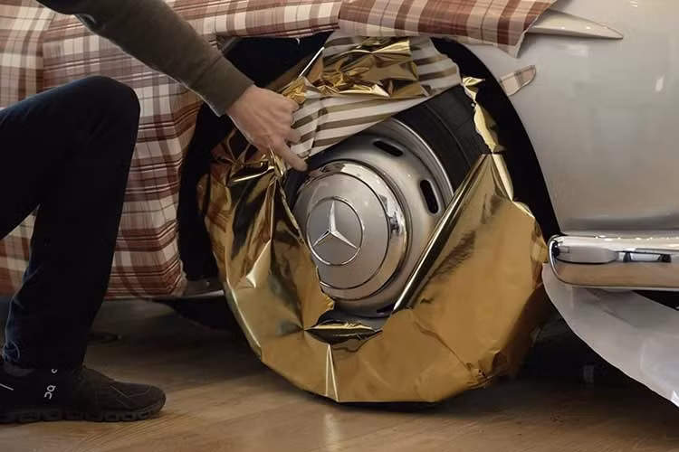 Khi mua chiếc xe hồi tháng 7/2025, anh đã hoãn tuần trăng mật để đến California lấy chiếc Gullwing, nhưng chiếc xe đã nằm im khoảng 10 năm nên cần thay mới toàn bộ. Sau khi đại tu, anh ấy đã ghé thăm Jay Leno ở Burbank, California. Leno muốn lái thử chiếc Benz cổ điển của anh ấy và chúc mừng anh ấy về việc mua xe.