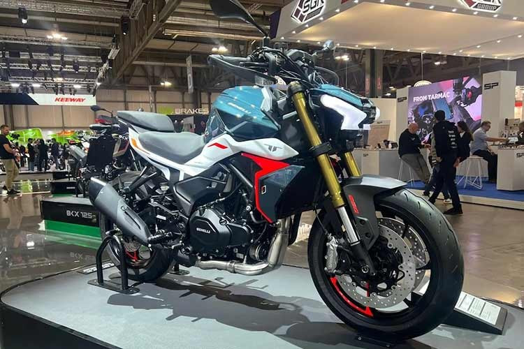 Hiện thuộc sở hữu của tập đoàn Trung Quốc Qianjiang Motorcycle Group (QJMotor), Benelli đã tạo dựng danh tiếng với dòng xe thể thao như Tornado 550, và mẫu TNT 550 2026 thừa hưởng nhiều đặc điểm từ "người anh em" này.