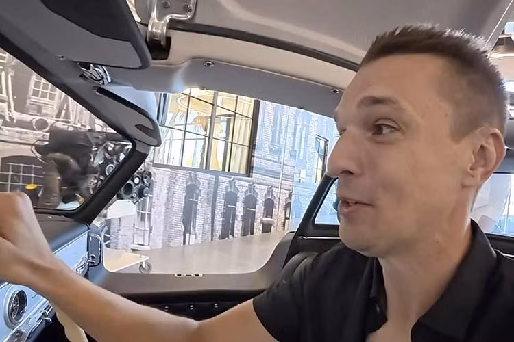 Vậy là, chiếc Mercedes-Benz 300 SL Gullwing đời 1955 đã trở lại Kansas, nằm trong phòng khách của chủ nhân, đặt trên sàn gỗ, thay vì để chiếc bàn dài. Nhưng trớ trêu thay, khi xe đã vào đúng vị trí thì chủ nhân phát hiện có vết rò rỉ dầu...