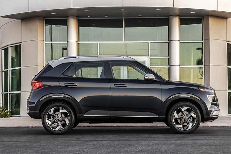 Với giá khởi điểm 20.550 đô la, phiên bản SE cơ bản có 7 màu sắc để lựa chọn, trang bị mâm hợp kim 15 inch và đầy đủ các tính năng an toàn tiêu chuẩn cùng hệ thống hỗ trợ lái xe tiên tiến (ADAS) mà không một chiếc xe mới nào ở nước ta có thể thiếu.