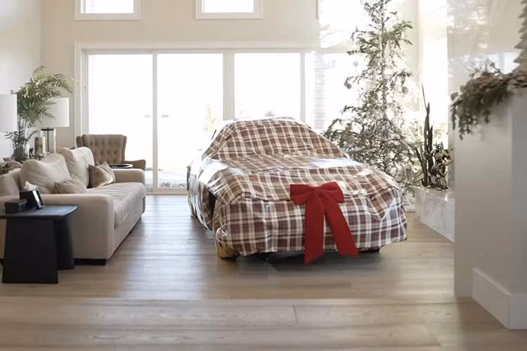 Tuy nhiên, có một chiếc xe mà anh ấy muốn nó có 1 chỗ đỗ xe đặc biệt, đó chính là chiếc mà anh đã mơ ước từ thuở nhỏ, khi lớn lên có điều kiện đã săn lùng và khi hay tin có 1 xe rao bán, anh đã không do dự mà thanh lý siêu phẩm Bugatti Veyron để mua, đó chính là Mercedes-Benz 300 SL Gullwing đời 1955. Tyler đã đỗ nó ở giữa phòng khách, giữa ghế sofa và lò sưởi, đối diện với cây đàn piano.