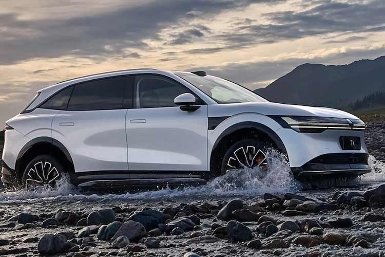 Tại thị trường Trung Quốc, mẫu xe SUV Zeekr 7X có giá từ 229.900-269.900 Nhân dân tệ (khoảng 804-944 triệu đồng). Dự đoán, khi ra mắt và bán chính hãng tại Việt Nam xe sẽ có giá bán không hề rẻ.