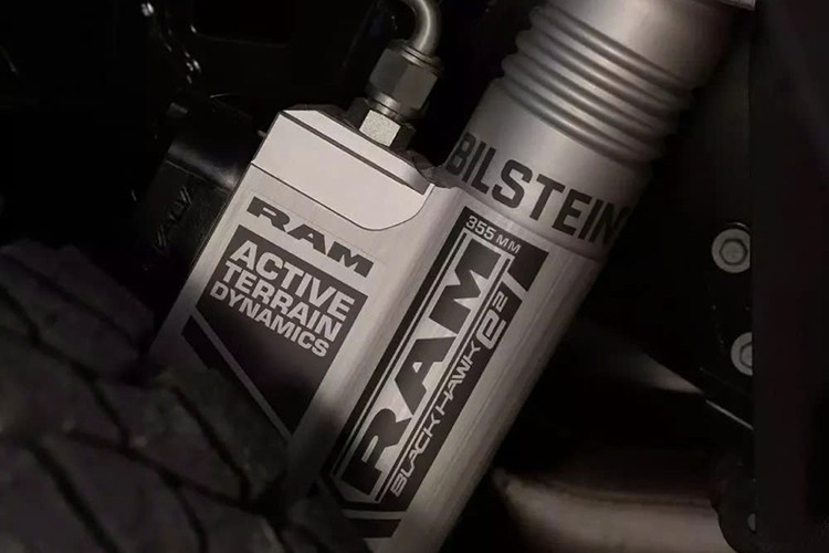 Ký hiệu SRT trong tên gọi của chiếc xe cũng có nghĩa là hệ thống ống xả kép thể thao với ống chữ X và đầu ống xả màu đen 5 inch. Đủ để mọi người trong bán kính 3 miles có thể xác định vị trí của chiếc xe khi đạp ga hết cỡ. Đó là một cách để cảm nhận sự chuyển đổi từ tiền hình chữ nhật sang âm thanh và nụ cười trên mỗi gallon nhiên liệu .