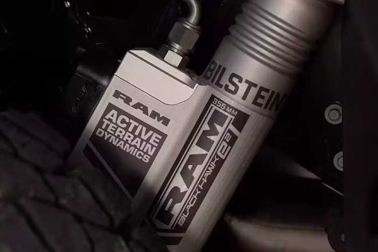 Ký hiệu SRT trong tên gọi của chiếc xe cũng có nghĩa là hệ thống ống xả kép thể thao với ống chữ X và đầu ống xả màu đen 5 inch. Đủ để mọi người trong bán kính 3 miles có thể xác định vị trí của chiếc xe khi đạp ga hết cỡ. Đó là một cách để cảm nhận sự chuyển đổi từ tiền hình chữ nhật sang âm thanh và nụ cười trên mỗi gallon nhiên liệu .