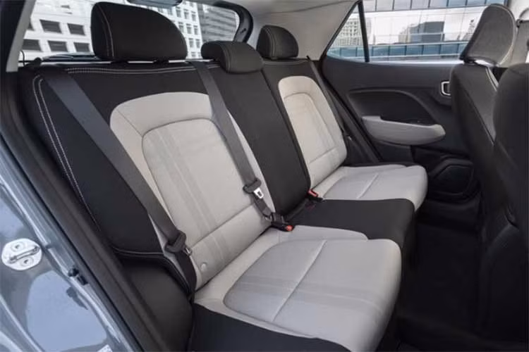 Với khoảng không gian để chân 41 inch ở phía trước và 34 inch ở phía sau, Venue không quá chật chội so với kích thước nhỏ gọn của nó, và cửa hậu mở ra tạo thêm không gian chứa đồ 19 feet khối phía sau hành khách. Gập hàng ghế sau theo tỷ lệ 60/40, con số đó tăng lên 32 feet khối. Với sự lựa chọn vật liệu nội thất tầm trung như vải ở phiên bản cơ bản và giả da ở các phiên bản cao cấp hơn.