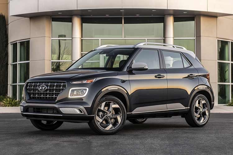 Ở phân khúc cao hơn, phiên bản SEL giá 22.825 đô la bổ sung thêm tùy chọn ghế bọc da giả màu xám, có sưởi ở phía trước, mâm hợp kim 17 inch, sạc điện thoại không dây, ổ cắm sạc USB hàng ghế thứ hai và cửa sổ trời chỉnh điện, mang đến trải nghiệm tinh tế hơn một chút. Với 22.600 đô la, bạn có thể mua phiên bản SEL với lớp sơn ngoại thất hai tông màu độc đáo, có ba sự kết hợp khác nhau.