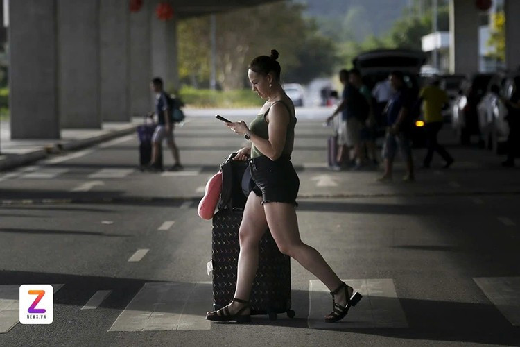 Bên ngoài nhà ga, xe cộ nối đuôi ra vào liên tục để đón khách quốc tế đến tham quan, nghỉ dưỡng, tạo nên khung cảnh nhộn nhịp.