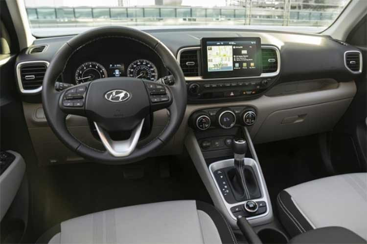 Tại Bắc Mỹ, Venue được định vị ở phân khúc dưới những chiếc SUV lớn hơn, rộng rãi hơn như Kona, Tucson, Santa Fe và mẫu xe đầu bảng Palisade. Với kích thước dài 159,1 inch (4.040 mm) và rộng 69,7 inch (1.770 mm), Venue có chiều cao đáng ngạc nhiên so với kích thước nhỏ gọn của nó. Đó là một điểm cộng, giúp tối đa hóa không gian nội thất trong khi vẫn giữ được tỷ lệ kích thước ở mức dễ quản lý.