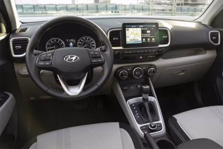 Tại Bắc Mỹ, Venue được định vị ở phân khúc dưới những chiếc SUV lớn hơn, rộng rãi hơn như Kona, Tucson, Santa Fe và mẫu xe đầu bảng Palisade. Với kích thước dài 159,1 inch (4.040 mm) và rộng 69,7 inch (1.770 mm), Venue có chiều cao đáng ngạc nhiên so với kích thước nhỏ gọn của nó. Đó là một điểm cộng, giúp tối đa hóa không gian nội thất trong khi vẫn giữ được tỷ lệ kích thước ở mức dễ quản lý.