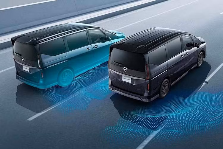 Ở bản facelift này, Nissan Serena C28 tập trung thay đổi mạnh mẽ ở phần đầu xe. Ngôn ngữ thiết kế V-Motion đặc trưng nay được làm mới với các họa tiết hình chữ V xếp tầng, thay thế cho các thanh ngang ở phiên bản tiền nhiệm.