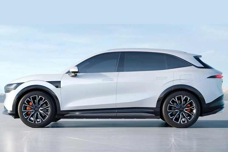 Theo hé lộ của Tasco Auto, Zeekr 7X tại Việt Nam sẽ là phiên bản dẫn động bốn bánh toàn thời gian AWD với 2 mô-tơ điện nằm trên 2 cầu, tạo ra tổng công suất 637 mã lực và mô-men xoắn 710 Nm. Phiên bản này dùng pin niken-mangan-cobalt (NMC) có tên “Qilin” với dung lượng 100 kWh. Nhờ đó, xe có phạm vi di chuyển 543 km theo tiêu chuẩn WLTP. Hệ thống treo khí nén sẽ được trang bị tiêu chuẩn cho phiên bản AWD.