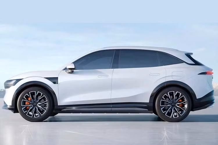 Theo hé lộ của Tasco Auto, Zeekr 7X tại Việt Nam sẽ là phiên bản dẫn động bốn bánh toàn thời gian AWD với 2 mô-tơ điện nằm trên 2 cầu, tạo ra tổng công suất 637 mã lực và mô-men xoắn 710 Nm. Phiên bản này dùng pin niken-mangan-cobalt (NMC) có tên “Qilin” với dung lượng 100 kWh. Nhờ đó, xe có phạm vi di chuyển 543 km theo tiêu chuẩn WLTP. Hệ thống treo khí nén sẽ được trang bị tiêu chuẩn cho phiên bản AWD.