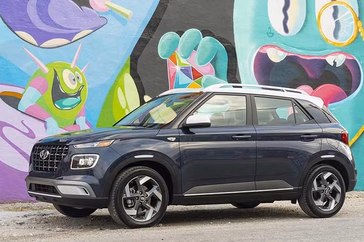 Tuy nhiên, mức tiêu hao nhiên liệu của phiên bản không hybrid là 29 MPG trong thành phố, 32 MPG trên đường cao tốc và 31 MPG kết hợp, thực sự rất đáng khen. Sự kết hợp độc đáo giữa giá cả phải chăng và hiệu quả kinh tế được thể hiện rõ trong từng chi tiết của Venue, và điều đó được phản ánh qua mức giá hiện tại.