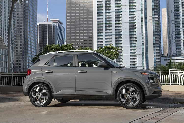 Nhưng liệu một chiếc crossover cỡ nhỏ tầm trung có phải là lựa chọn tốt hơn so với một chiếc sedan nhỏ gọn tiết kiệm nhiên liệu như Mirage hay Versa? Không phải là một gương mặt mới, thế hệ đầu tiên của Venue đang trải qua những chương cuối cùng tại Bắc Mỹ.