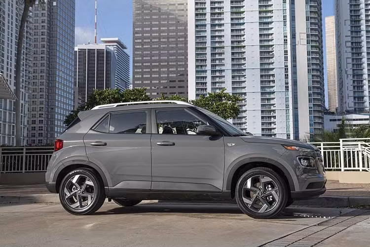 Nhưng liệu một chiếc crossover cỡ nhỏ tầm trung có phải là lựa chọn tốt hơn so với một chiếc sedan nhỏ gọn tiết kiệm nhiên liệu như Mirage hay Versa? Không phải là một gương mặt mới, thế hệ đầu tiên của Venue đang trải qua những chương cuối cùng tại Bắc Mỹ.