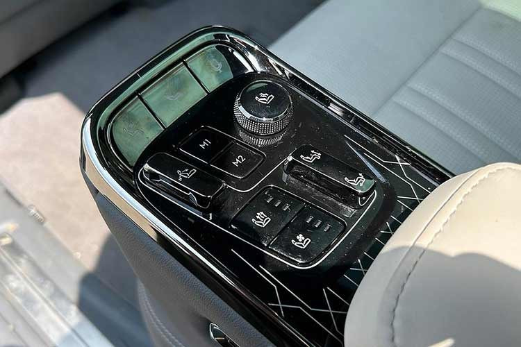 Xe có tính năng cập nhật phần mềm qua Wifi, màn hình 17 inch treo trên trần có thể chỉnh 5 hướng/điều khiển từ xa, màn hình cảm ứng để chỉnh cửa sổ/điều hòa/tính năng massage ở hàng ghế thứ hai, cửa sổ trời toàn cảnh Panorama, chìa khóa thông minh với thẻ NFC, rèm che nắng ở 2 hàng ghế cuối, cổng USB Type C, điều hòa tự động 3 vùng, hệ thống lọc không khí CN95/PM2.5, tủ lạnh và cửa cốp chỉnh điện.