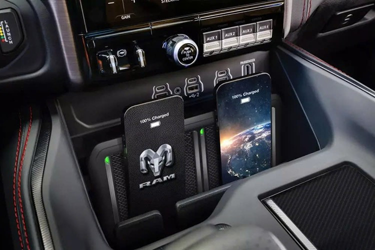 Bảng điều khiển được bọc da Natura Plus với đường chỉ khâu màu đỏ tương phản, và ghế ngồi có chức năng sưởi ấm, thông gió và massage cho người ngồi hàng ghế trước. Màn hình cảm ứng Uconnect 5 14,5 inch nằm ở trung tâm bảng điều khiển, hoạt động trên kiến ​​trúc điện Atlantis mới. Bản nâng cấp kỹ thuật số được cho là nhanh hơn gấp năm lần so với các hệ thống trước đây, với độ phản hồi của màn hình cảm ứng chỉ năm phần trăm giây.